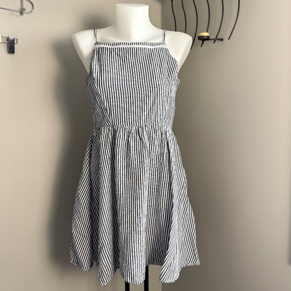 Old Navy Sleeveless High Neck Striped Summer Dress M Beach Boardwalk Festival - Picture 1 of 16